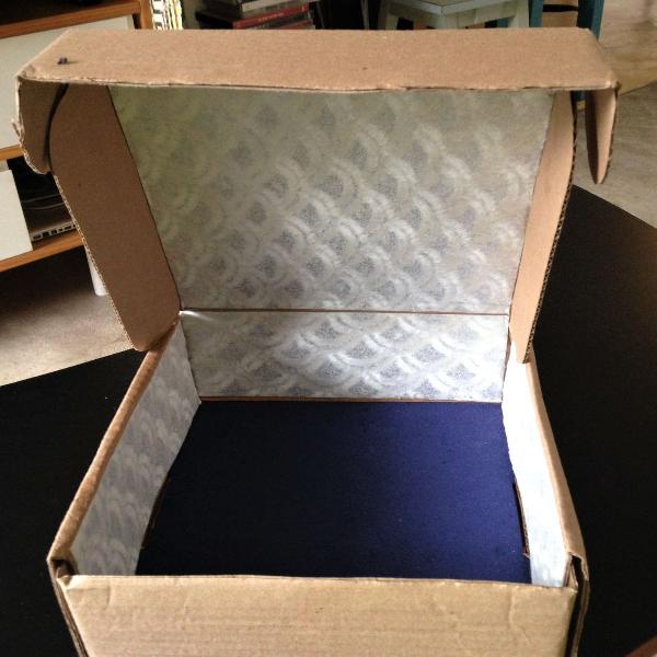 caixa própria de presente pelo correio forrada com papel