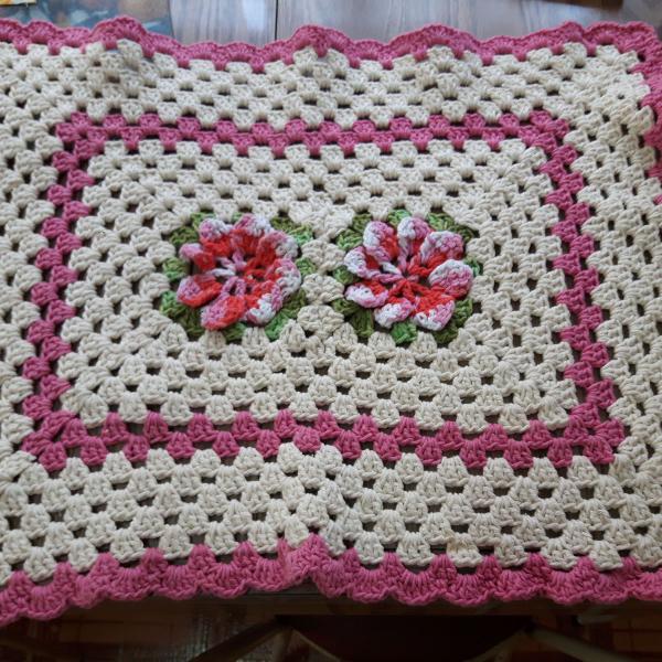 centro de mesa em croche com flores 3d