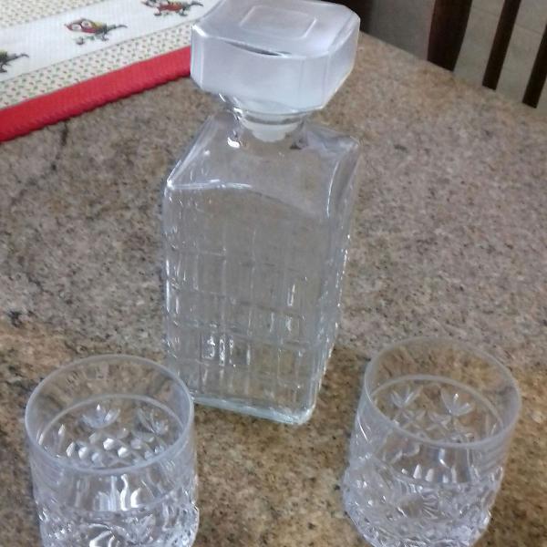 garrafa de água com dois copos