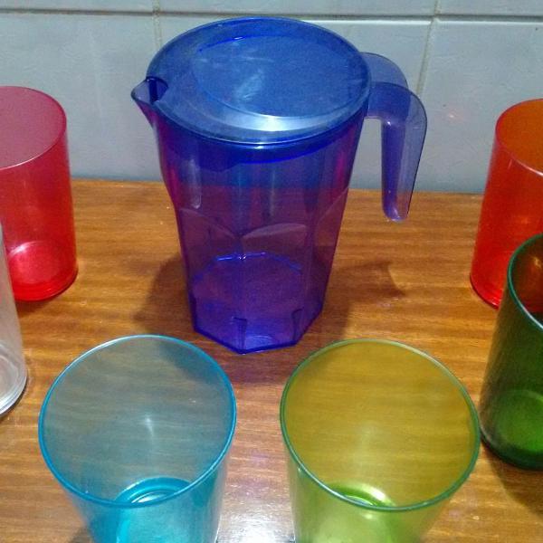 jarra e copos de plástico