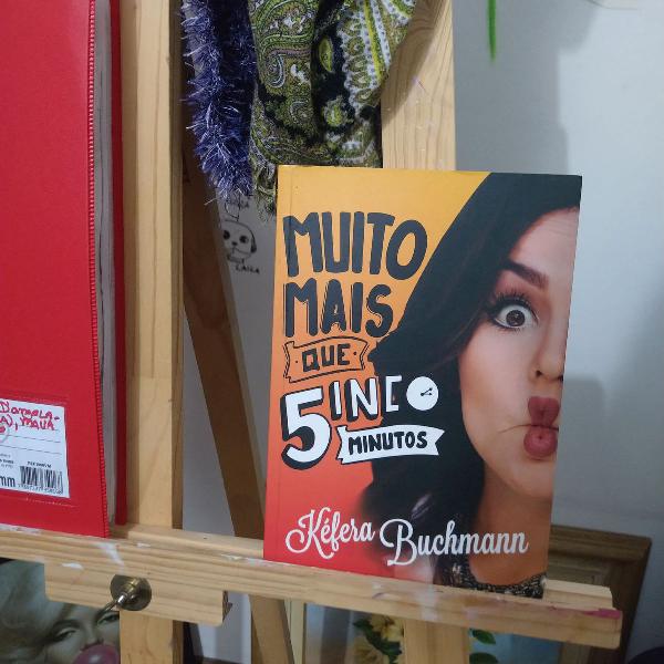 livro Kéfera Buchmann- Muito mais que cinco minutos.