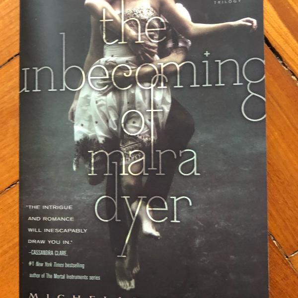 livro em inglês: the unbecoming of mara dyer por michelle