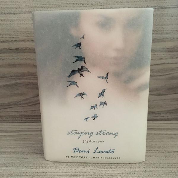 livro " staying strong" de demi lovato