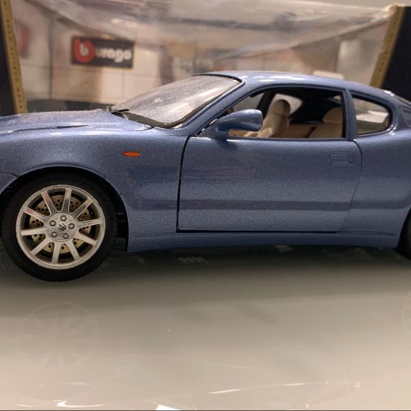 maserati 3200 gt 1998. burago 1/18. na caixa. diecast.