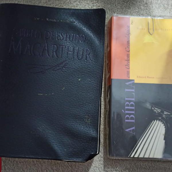 notebook, Bíblias de estudos e livros evangélicos