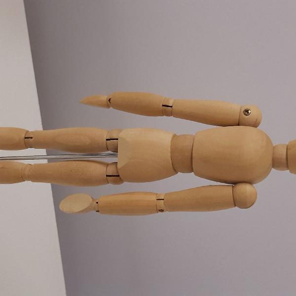 boneco articulado de madeira