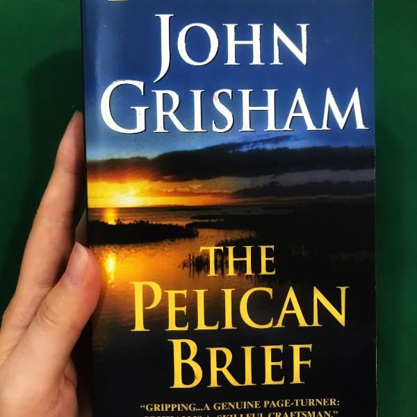 livro "the pelican brief" (em inglês)