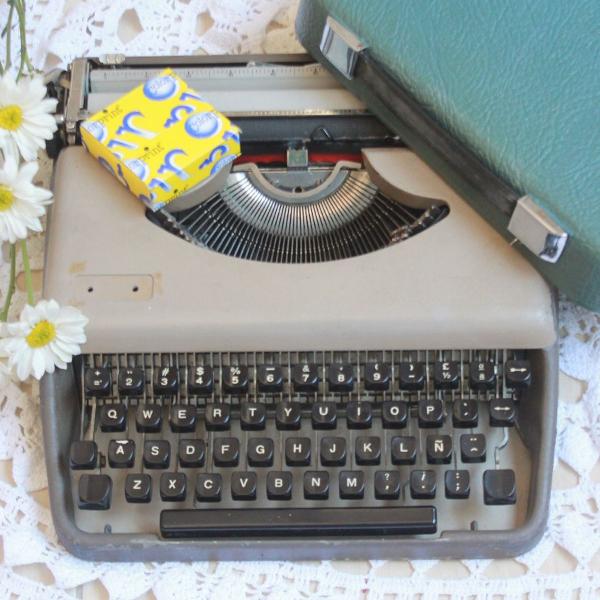 máquina de escrever / datilografia - funcionando - vintage