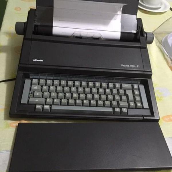 máquina de escrever elétrica