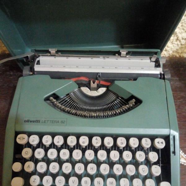 máquina de escrever olivetti verde