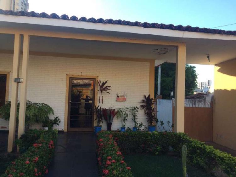 Alugo casa com 6 quartos na região central de Cuiabá