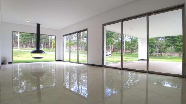 Casa em condomínio, 250m², 4 qts, 3 vagas, lote 750m²,