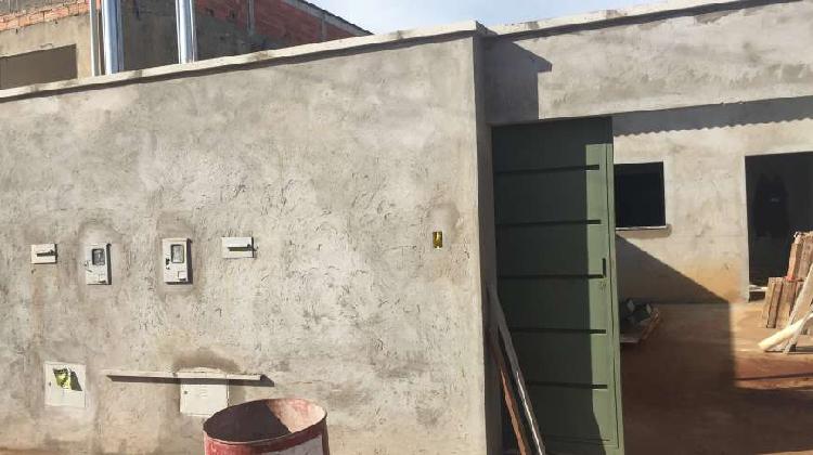 Casa para venda tem 81 metros quadrados com 2 quartos em