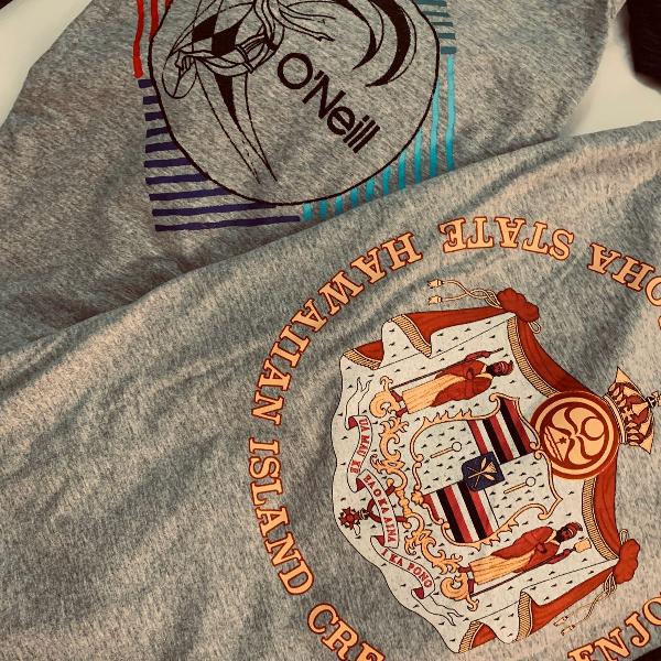 Kit 2 camisetas cinzas: O'Neill e HC (Hawaiian Creations).