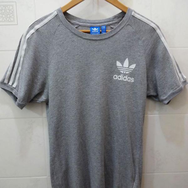 camiseta adidas cinza