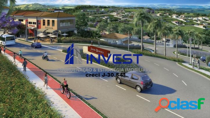 Vendo lote residencial com 278m² em bairro planejado.