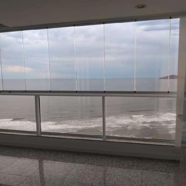 Belíssimo apartamento frente mar para locação de