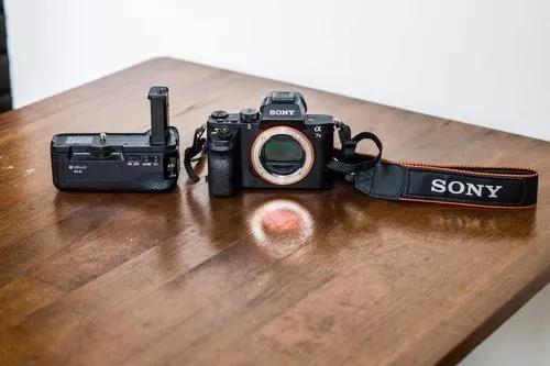 Camera Sony A7ii Mirrorless + Grip Vello Bg S3