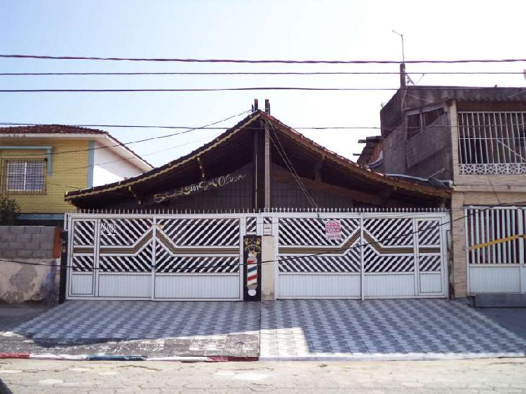 Casa com 2 quartos e quintal com churrasqueira em Praia