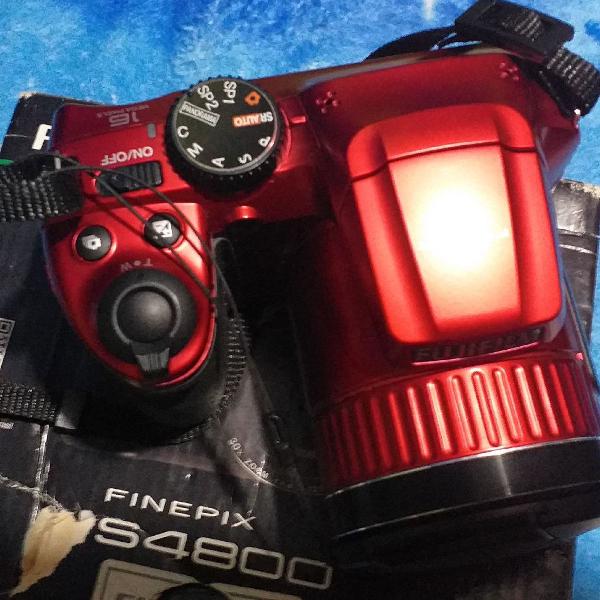 FUJIFILM Finepix S4800 Vermelha