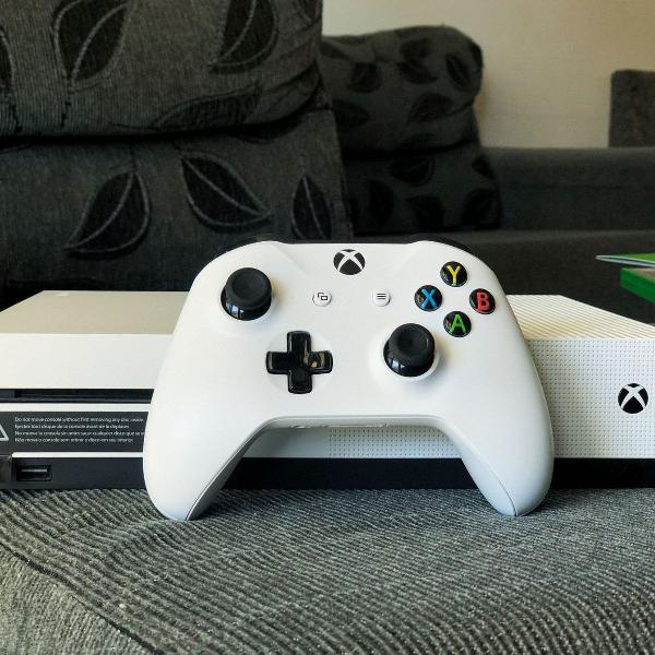 xbox one s 500gb 4k hdr + chat headset + 5 jogos