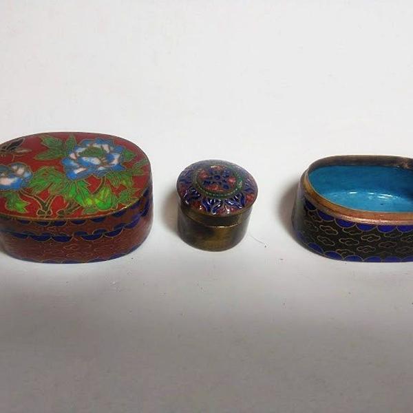 3 peças em cloisonné com elaborada policromia