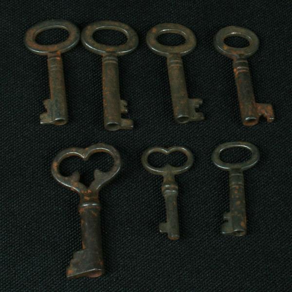 7 chaves bastante pequenas usadas para abrir caixas de