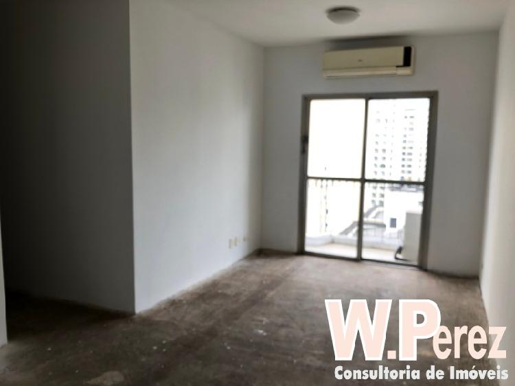 APARTAMENTO REFORMADO, com sacada, sendo 2 dormitórios, um