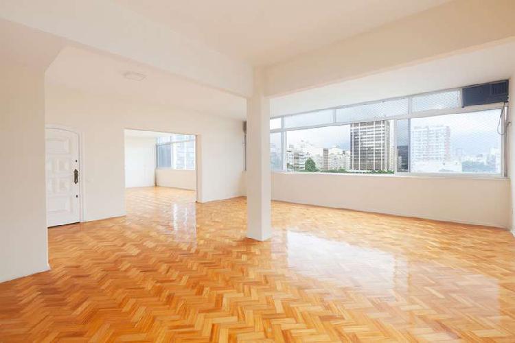 Apartamento com 5 quartos em Ipanema com vista livre.