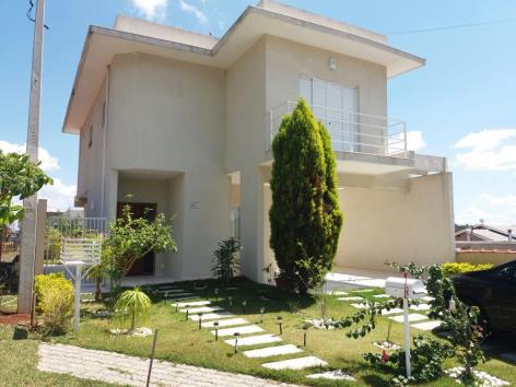 Casa à Venda no Condomínio Terras de Atibaia I com 165 m²