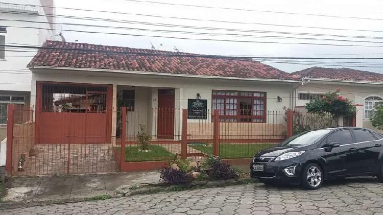 Casa para Venda - Barreiros, São José - 201m², 4 vagas