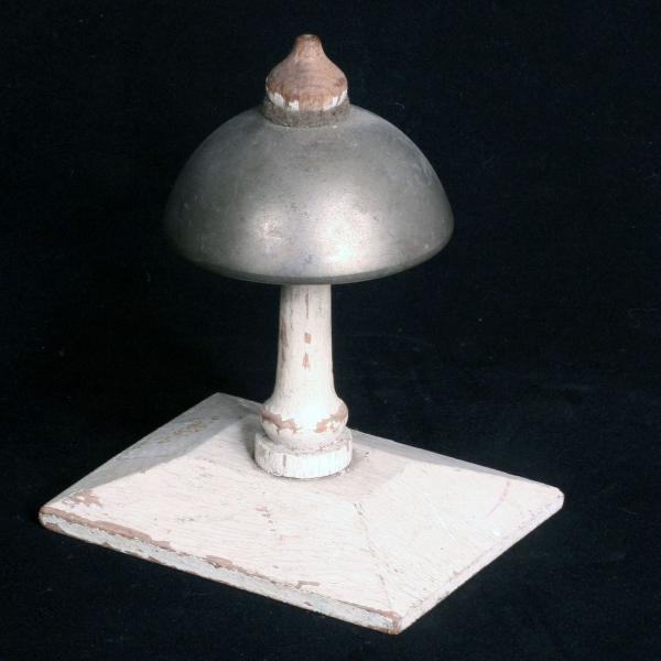 Sineta Em Bronze Com Base Em Madeira