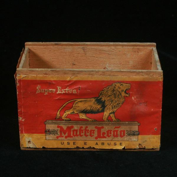 caixa em madeira do matte leão da década de 1950