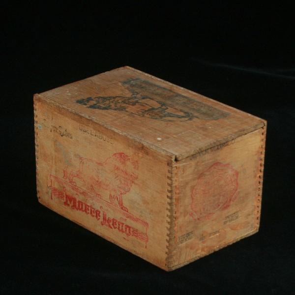 caixa em madeira do tradicional matte leão - década de