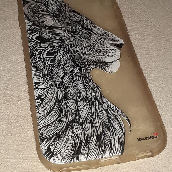 capinha com estampa de leão desenhado