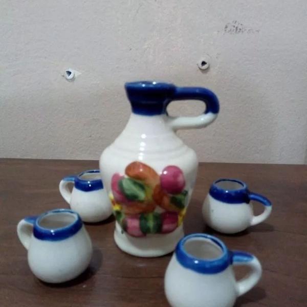 conjunto antigo de jarro e xícaras decorativo