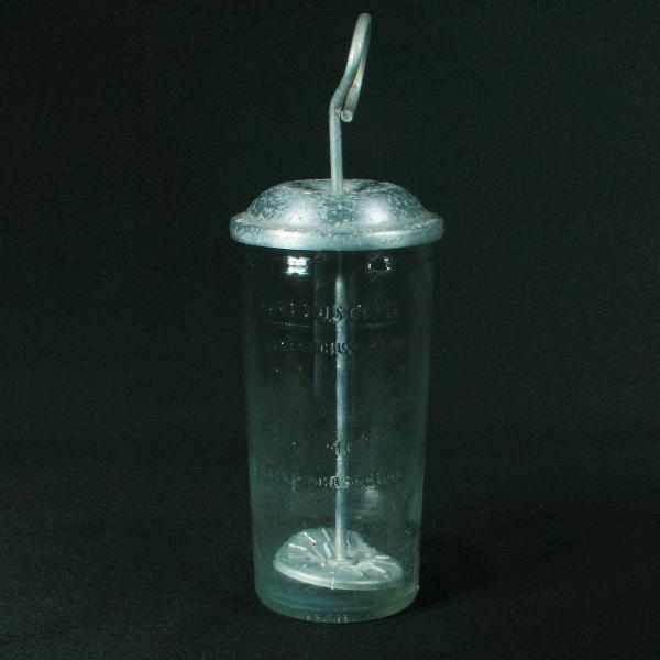 copo para bater toddy em vidro e metal do ano de 1971