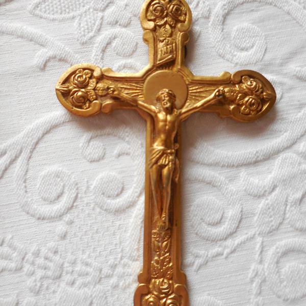 crucifixo de parede em metal dourado