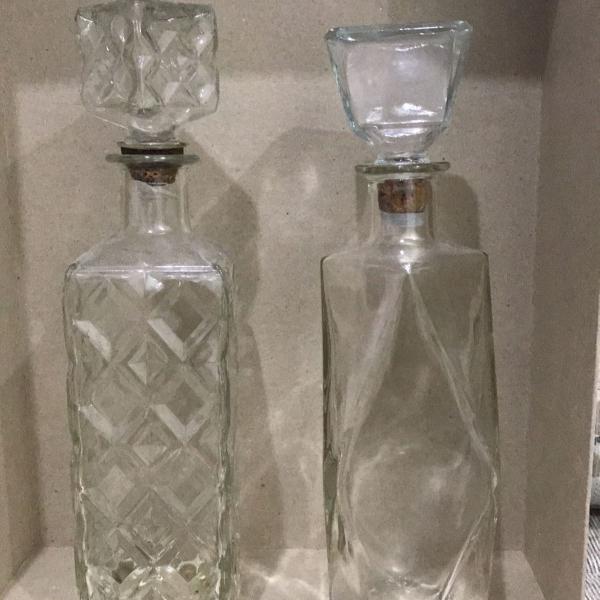 duas garrafas de vidro