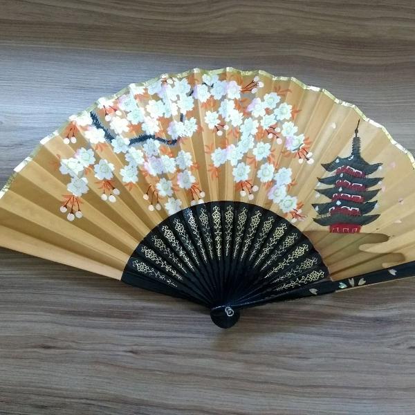 lindo leque japonês pintado a mão