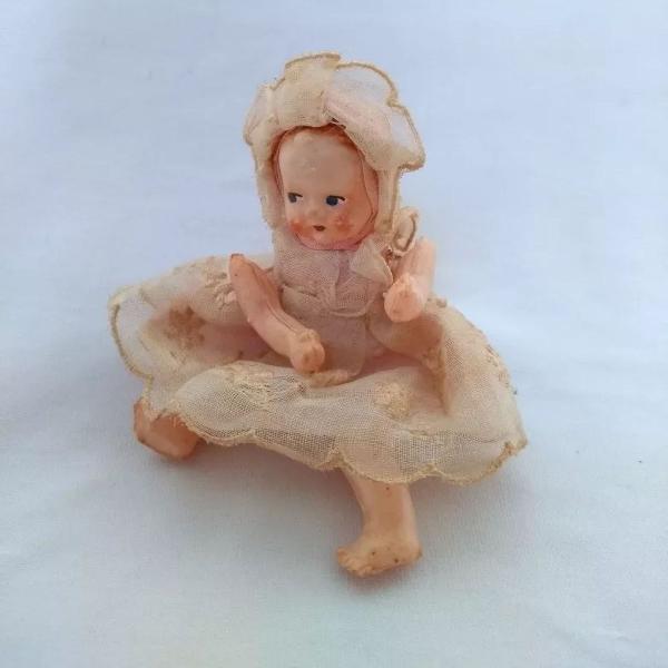 pequena e antiga boneca de celuloide