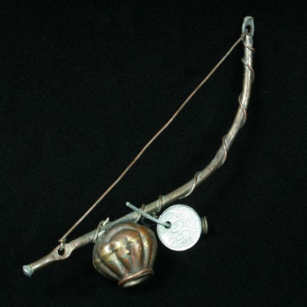 pequeno berimbau em metal prateado