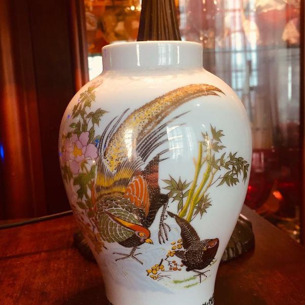 vaso de origem japonesa, com lindas figuras de faisões