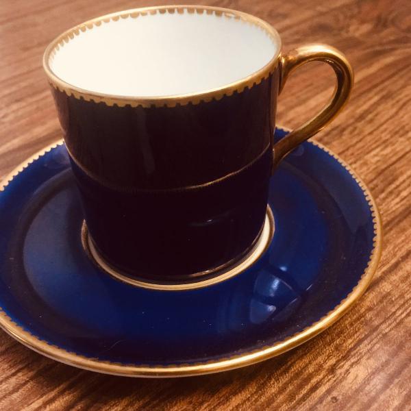 xícara de cafezinho em porcelana inglesa