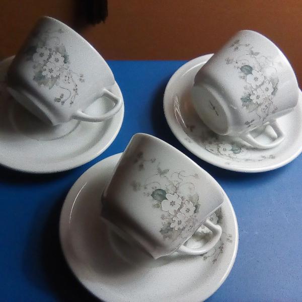 xícaras de chá em porcelana