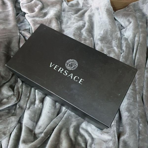 Caixa de tênis Versace