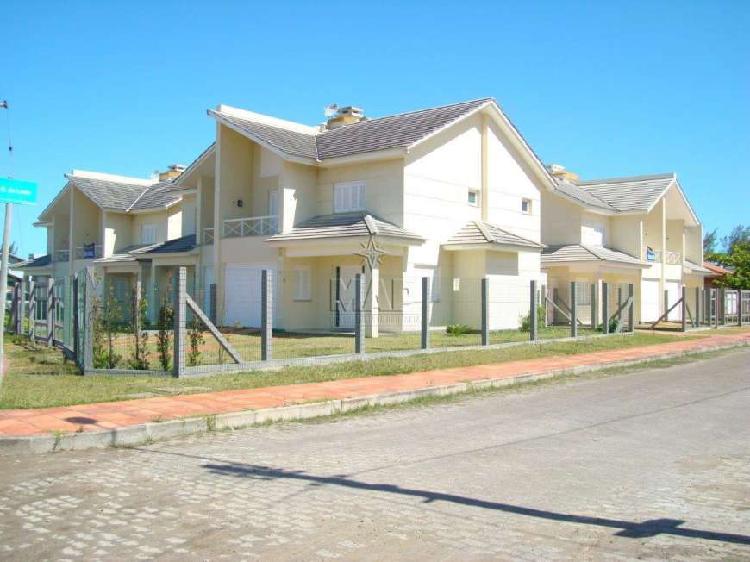 Casa com 3 dormitórios (2 suítes) em XANGRI-LÁ