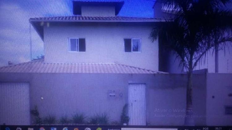 Casa para venda possui 220 metros quadrados com 3 quartos em