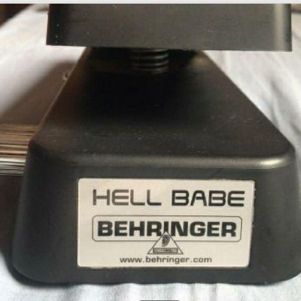 Pedal Wah Wah Hellbabe Behringer - guitarra