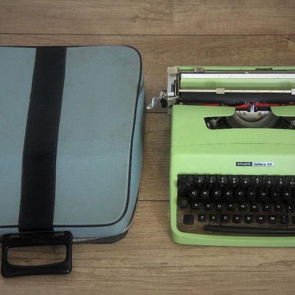 máquina de escrever olivetti lettera 32 - impecável